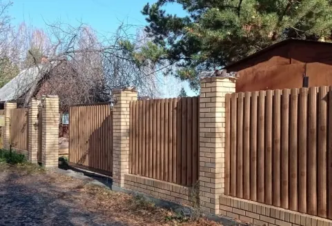 Установка уличных откатных ворот с заполнением металоштакетника