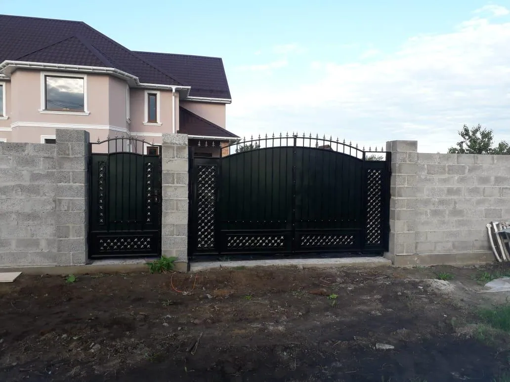 Монтаж распашных ворот с отдельной калиткой